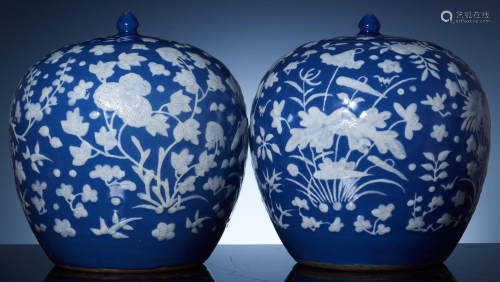 Qing Kangxi blue and white flower pattern jar cover