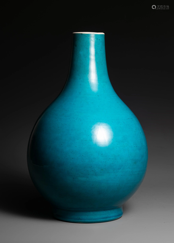 Qing Yongzheng Peacock Green Glaze Ball Bottle