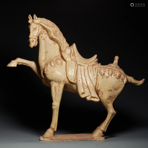 The pottery figurines of Qianlong lifting hoofs and