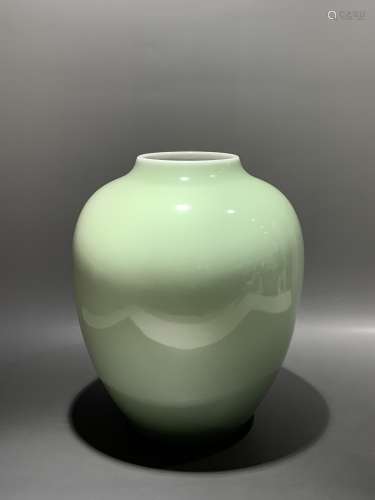 Qing Dynasty Qianlong Period Made Mark, Bean Green Glaze Por...