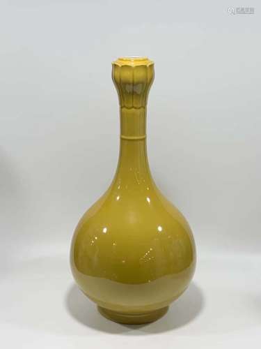Qing Dynasty Qianlong Period Made Mark, Yellow Glaze Garlic ...