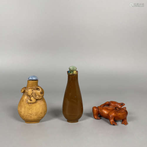 A Group of two Snuff Bottle and A Wood Carved Frog, Qing Dyn...
