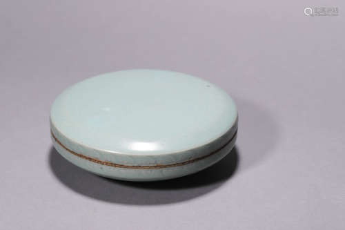 A Large Round Shaped Celadon Cover Box
