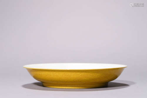A Yellow Glazed Incised Dragon Plate, Daoguang Mark