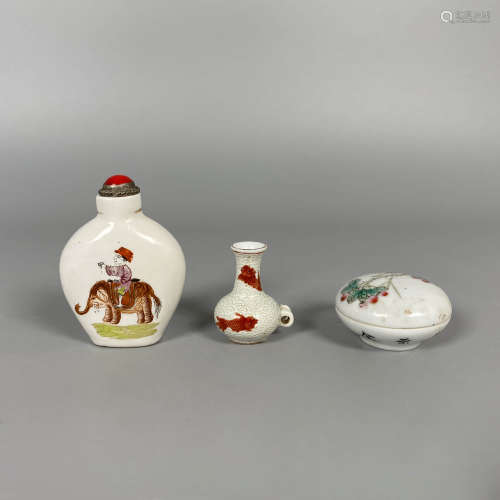 A Group of Three Porcelain Items, Qing Dynasty