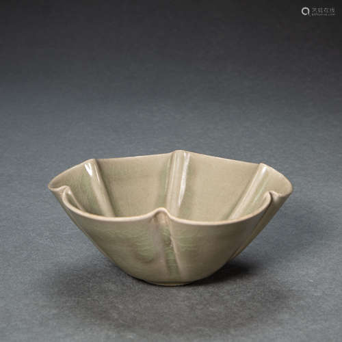 CHINESE YAOZHOU WARE FLOWER MOUTH BOWL, SONG DYNASTY