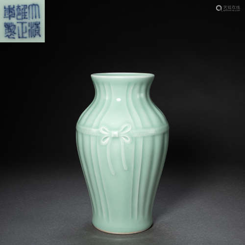 CHINESE GREEN GLAZED PORCELAIN VASE, QING DYNASTY