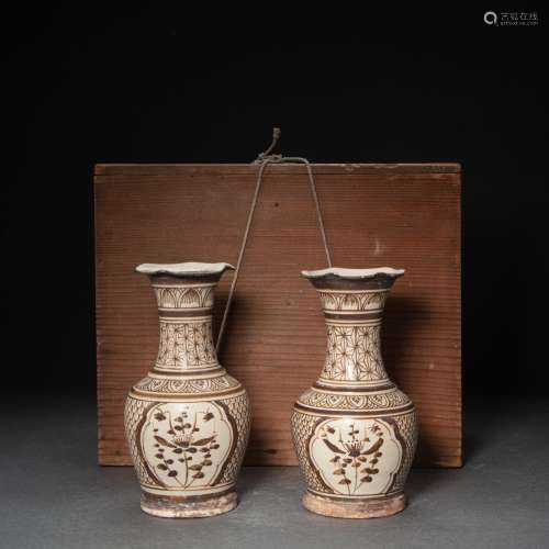 A PAIR OF CHINESE JIZHOU WARE FLOWER MOUTH BOTTLES, SONG DYN...