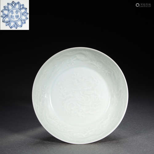 CHINESE WHITE GLAZE DRAGON PATTERN PLATE, MING DYNASTY