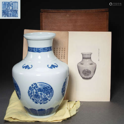 CHINESE BLUE AND WHITE PORCELAIN VASE, QING DYNASTY