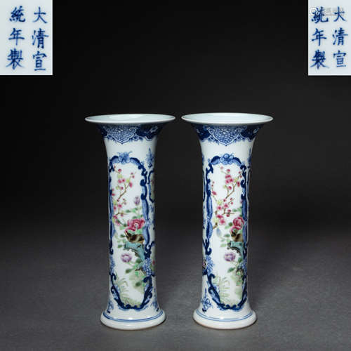 A PAIR OF CHINESE MULTICOLOURED PORCELAIN, QING DYNASTY