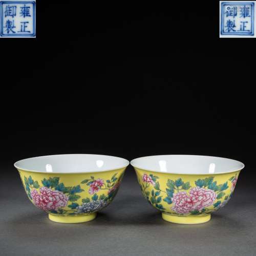 A PAIR OF COLORFUL CHINESE PORCELAIN TEA BOWLS WITH FLOWERS,...