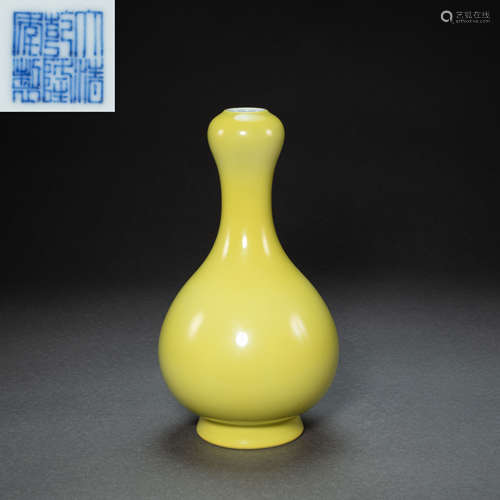 CHINESE YELLOW GLAZED PORCELAIN GARLIC BOTTLE, QING DYNASTY