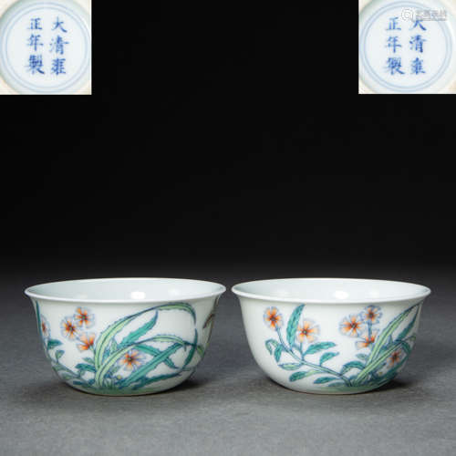 A PAIR OF COLORFUL CHINESE PORCELAIN TEA CUPS, QING DYNASTY