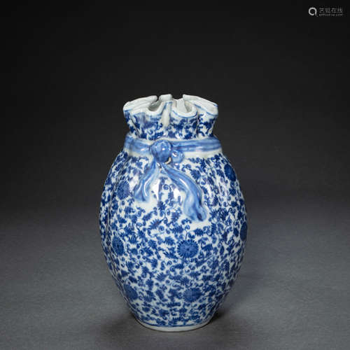 CHINESE BLUE AND WHITE PORCELAIN BOTTLE, QING DYNASTY