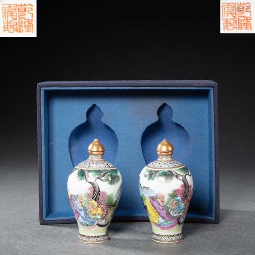 A PAIR OF COLORFUL CHINESE SNUFF BOTTLES, QING DYNASTY