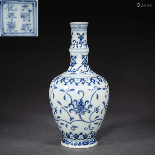 CHINESE BLUE AND WHITE PORCELAIN LONG NECK VASE WITH FLOWERS...