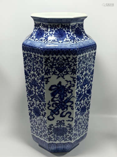 Qing Emperor Qianlong Period Mark, Blue and White Glaze Porc...