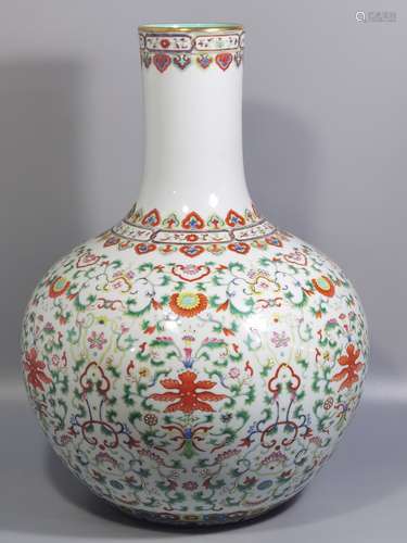 Qing Emperor Qianlong Period Mark, Famille Rose Glazed Porce...