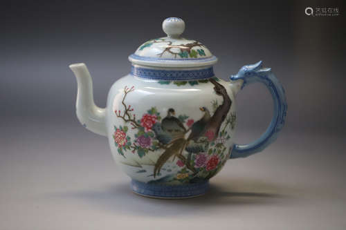 A White Base Bird with Flowe Pattern Porcelain Pot