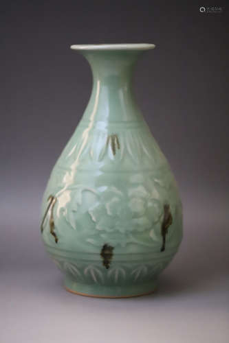 A LongQuan Kiln Carved Flower Pattern Porcelain Vase