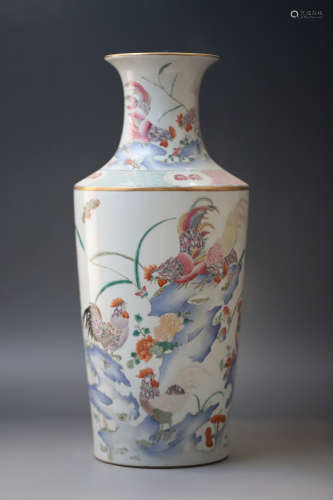 A White Base Cock Pattern Porcelain Vase