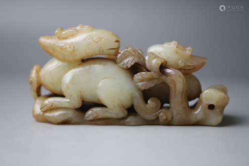 A Double Beast Jade Figure Ornament