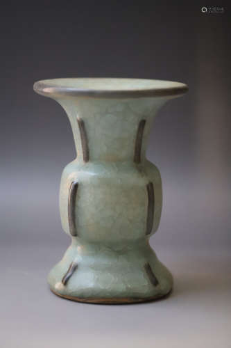 A Blue Glazed Ge Type Porcelain Vase