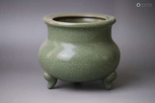 A Ge Typle Porcelain Incense Burner