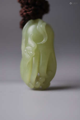 A Yellow Jade Buddha Hand with Bat Ornament