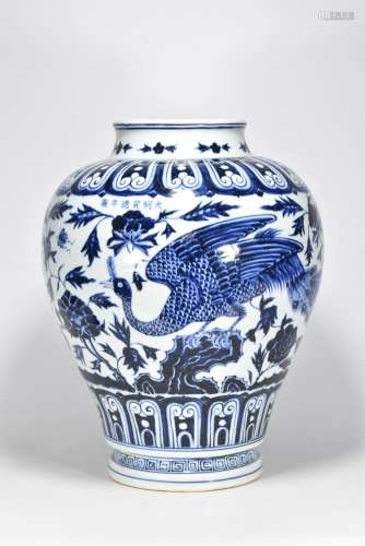 Ming Xuande year blue and white phoenix pot