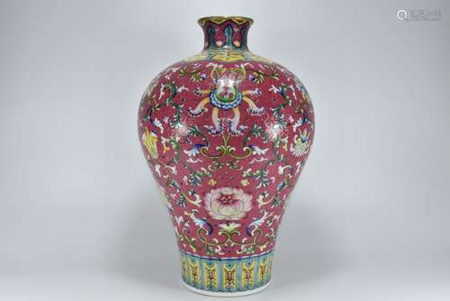 Qing Dynasty Qianlong year enamel gilt vase with flower patt...