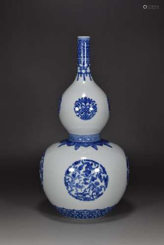 Qing Qianlong year blue and white blessing in front of the b...