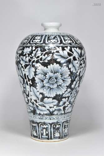 Ming dynasty blue and white leaves tied lotus pattern vase