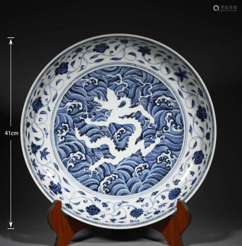 A MING DYNASTY BLUE AND WHITE AND WHITE SPACE DRAGON GRAIN P...