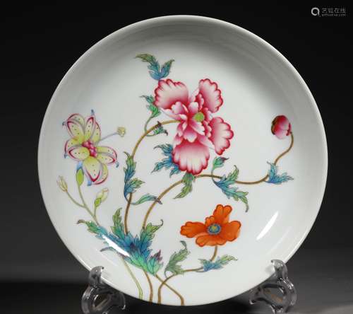 A QING DYNASTY FAMILLE ROSE FLOWER PLATE