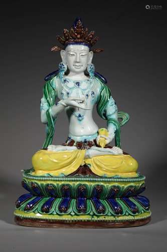 A QING DYNASTY PLAIN TRICOLOUR BUDDHA