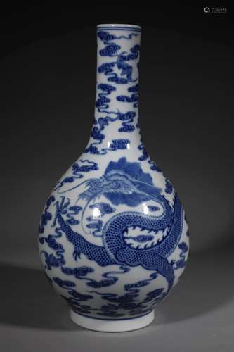 A QING DYNASTY BLUE AND WHITE DRAGON GRAIN GLOBULAR SHAPE VA...