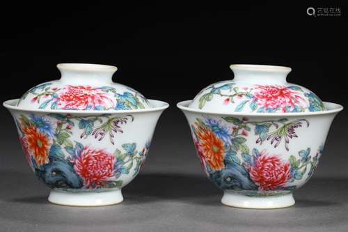 A PAIR OF FAMILLE ROSE CHRYSANTHEMUM COVER BOWLS