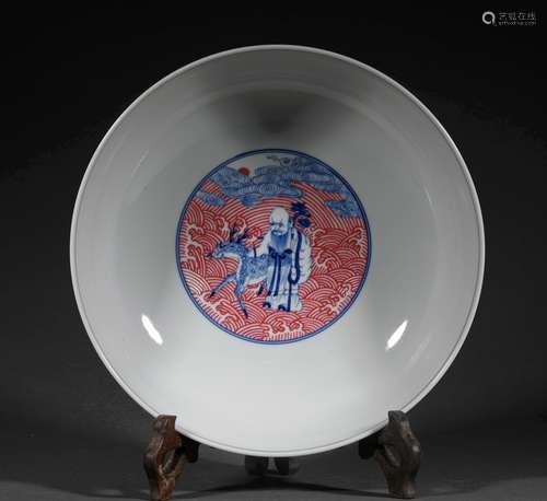 A QING DYNASTY BLUE AND WHITE FIGURE BOWL