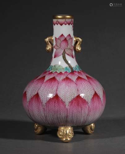 A QING DYNASTY FAMILLE ROSE LOTUS WATER BOTTLE