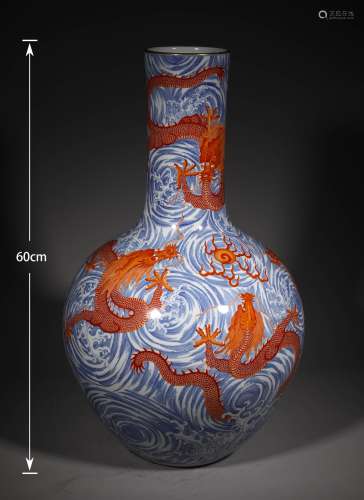 A QING DYNASTY BLUE AND WHITE IRON-RED DRAGON GRAIN GLOBULAR...