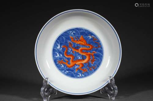 A QING DYNASTY BLUE AND WHITE SEA WATER IRON-RED DRAGON GRAI...