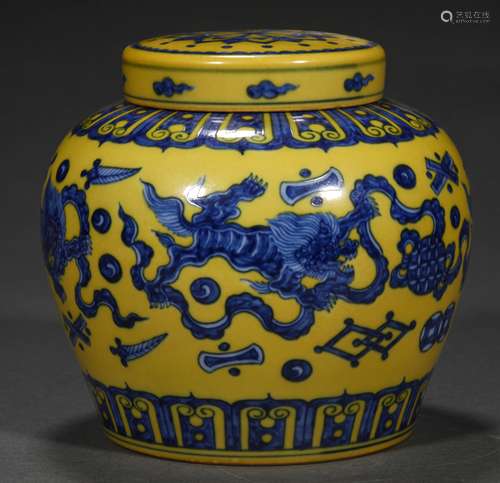 A QING DYNASTY YELLOW GROUND BLUE AND WHITE LION GRAIN COVER...