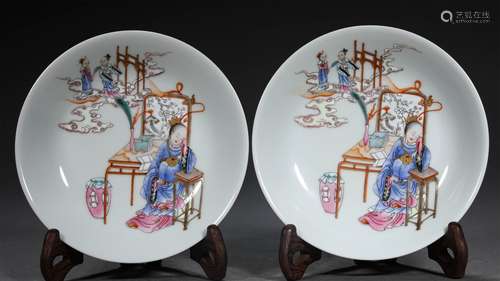 A PAIR OF QING DYNASTY FAMILLE ROSE FIGURE STORY PLATES