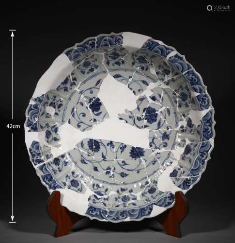 A MING DYNASTY BLUE AND WHITE INTERLOCK BRANCH LOTUS DECORAT...