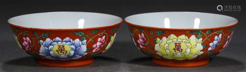 A PAIR OF QING DYNASTY FAMILLE ROSE IRON-RED FLOWER BOWLS