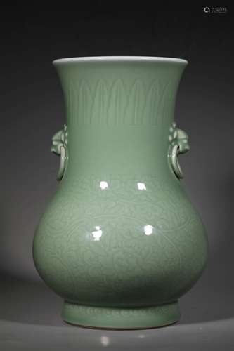 A QING DYNASTY PEA GREEN GLAZE CARVED BEAST EARS VASE