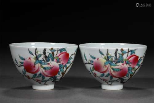 A PAIR OF QING DYNASTY FAMILLE ROSE PEACH CUPS