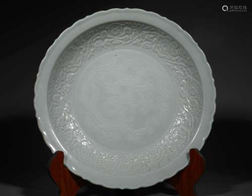 A MING DYNASTY DRAGON GRAIN CARVED PLATE